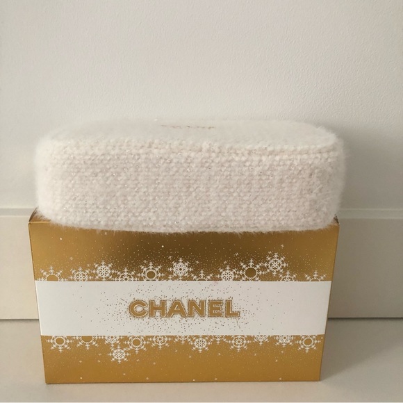 Chanel Beauty 2024 Holiday Cosmetic Pouch - Picture 6 of 9